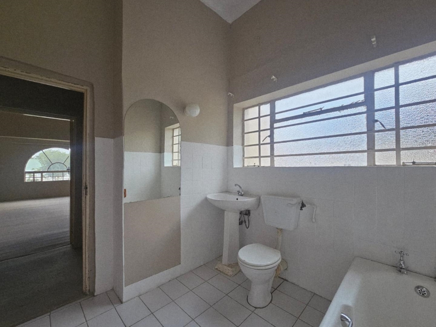 5 Bedroom Property for Sale in Ladybrand Free State